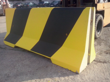 Concrete barrier B20/25 - painted yellow / black